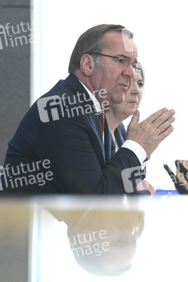 Bundespressekonferenz Neuer Wehrdienst in Berlin